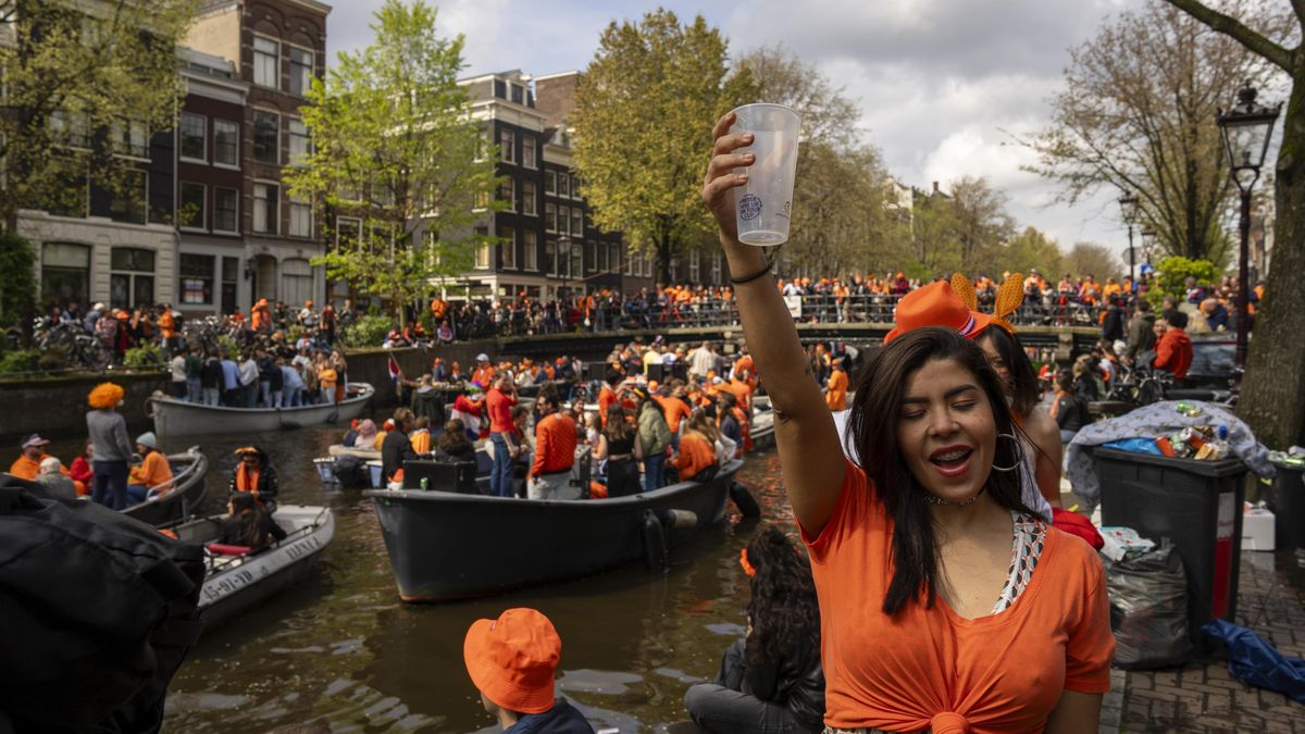 Účastníci oslav králových narozenin neodhadli kapacitu člunu a vykoupali se v amsterdamském grachtu